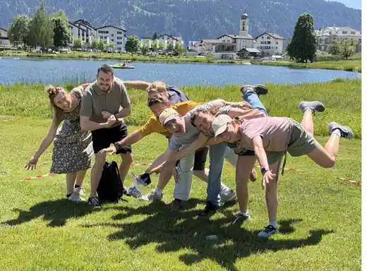 Fröhliche Gruppe an einem Bergsee bei der letzten Gemeindefreizeit