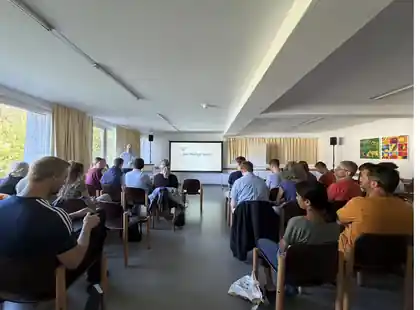 Gemeinde beim Plenum während der letzten Freizeit